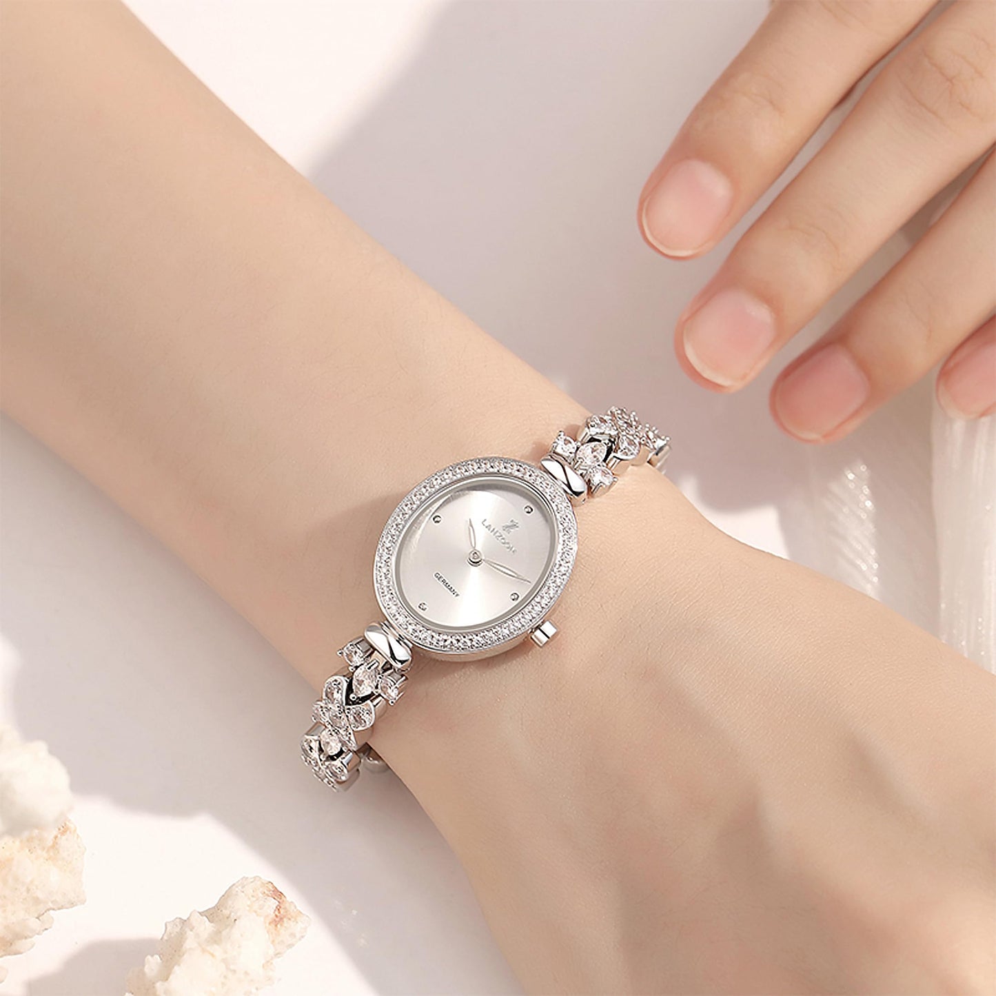LANZOOM Retro Women's Quartz Watch - Stainless Steel case,Gold Filled, Ideal Gift for Holidays and Special Occasions.
