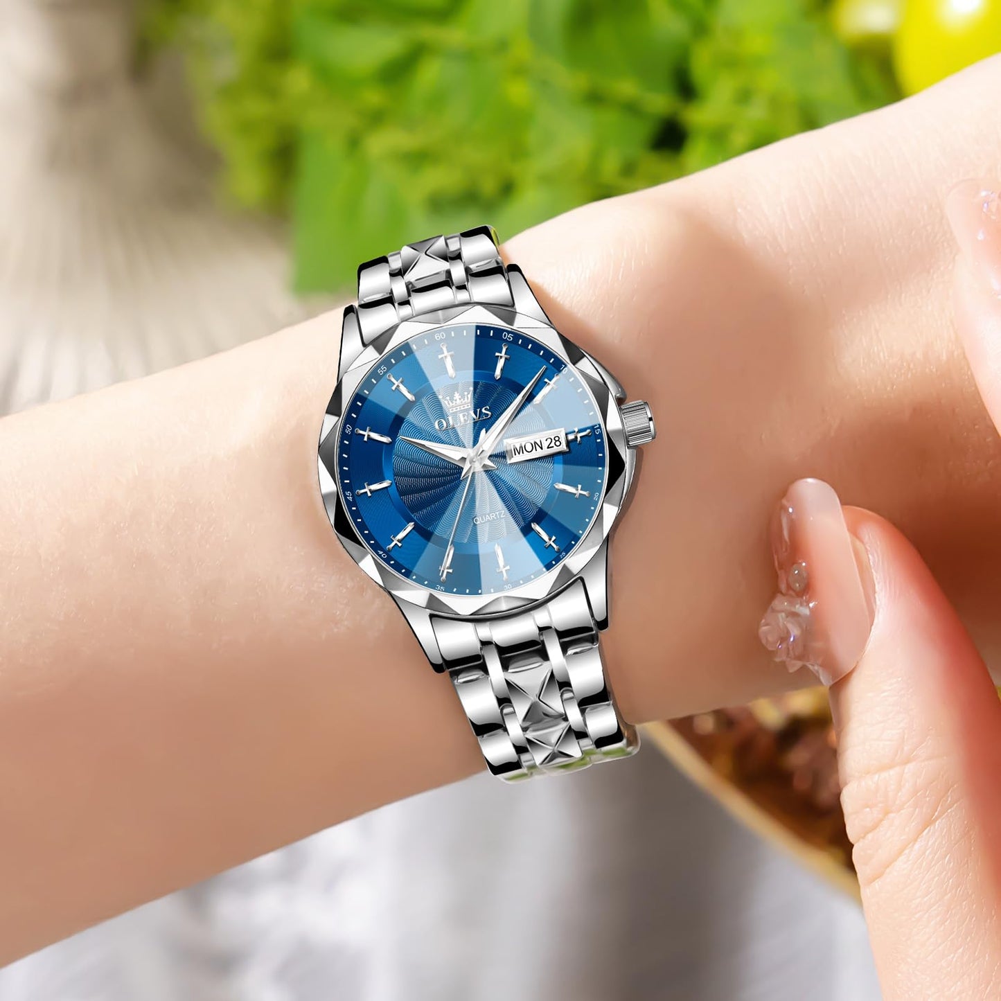 OLEVS Women's Luxury Elegant Watch, Fashion Waterproof Ladies Dress Watch, Stainless Steel Gold Silver Watches for Women, Small Wrist with Day Date, Ideal for Gift Daily Wear