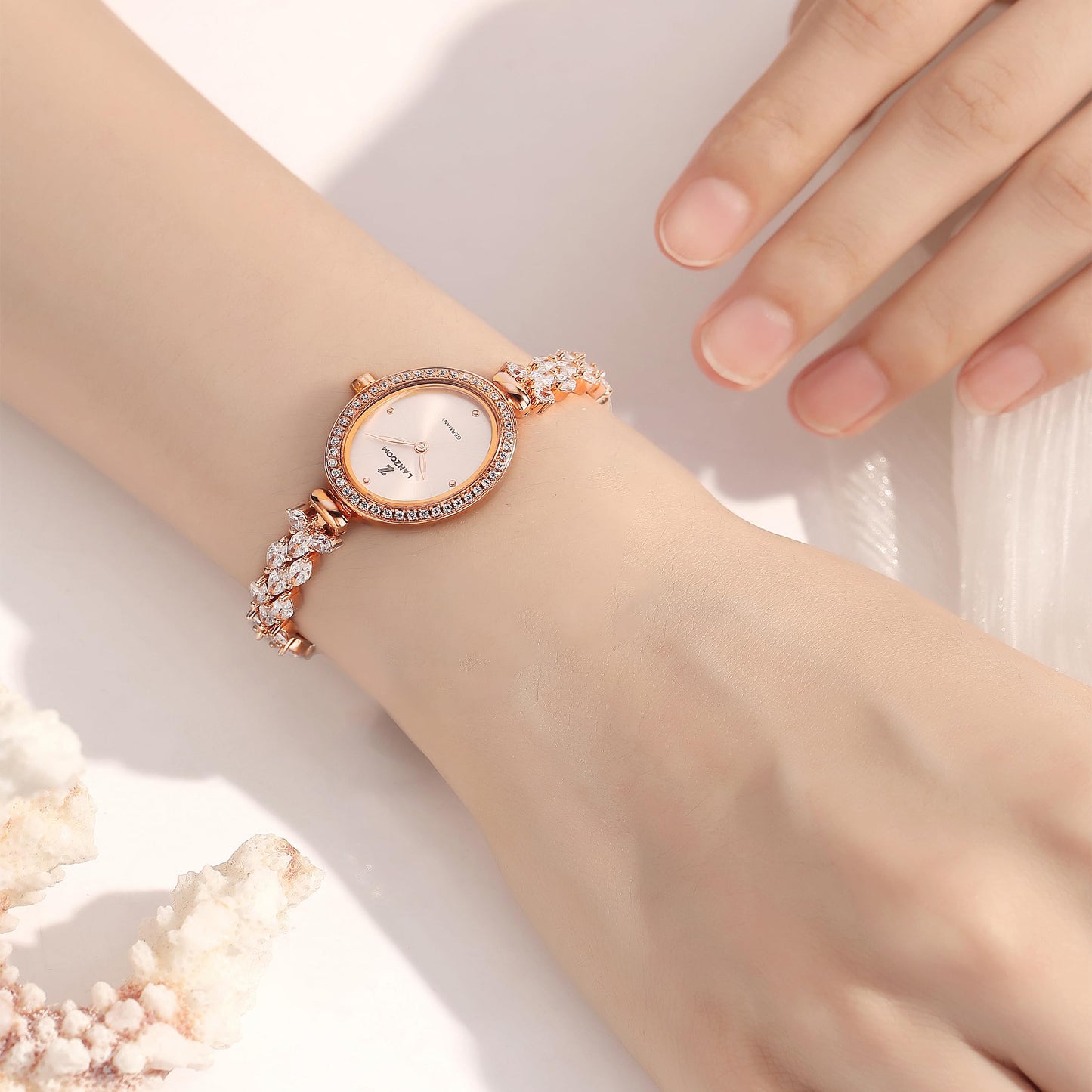 LANZOOM Retro Women's Quartz Watch - Stainless Steel case,Gold Filled, Ideal Gift for Holidays and Special Occasions.
