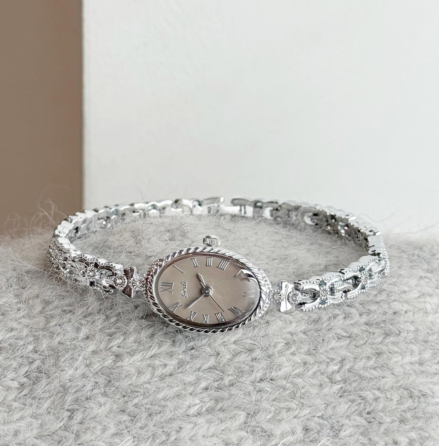 Gosasa Small Gold Watches for Women Vintage Dainty Oval Roman Numeral Dial Analog Slim Bracelet Alloy Band Water Resistant Dress Wrist Watch Elegant Gift