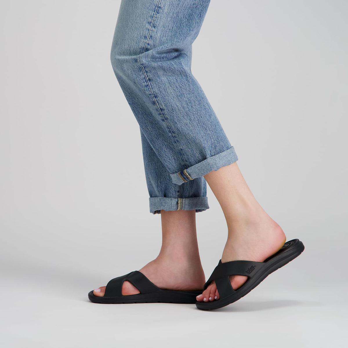totes Women's Everywear Lightweight Waterproof Ara Cross Slide Sandal, Black, 8 UStotes Women's Everywear Lightweight Waterproof Ara Cross Slide Sandal, Black, 8…